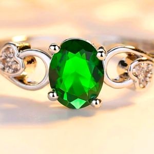 Gorgeous Green Stoned Ring!